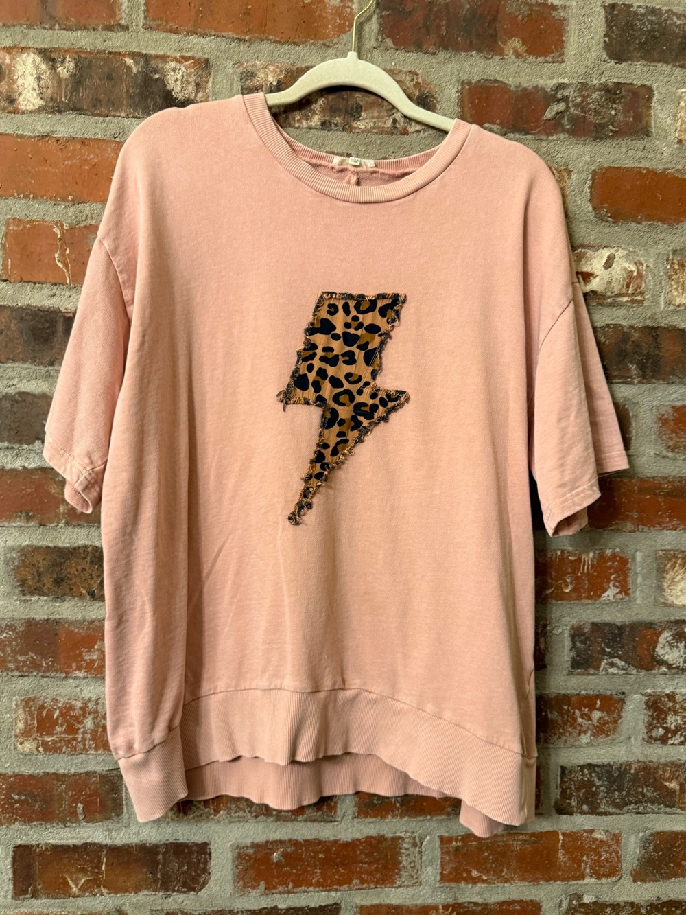 T221 -easel Pink Short-Sleeve Pullover with Leopard Lightning Patch